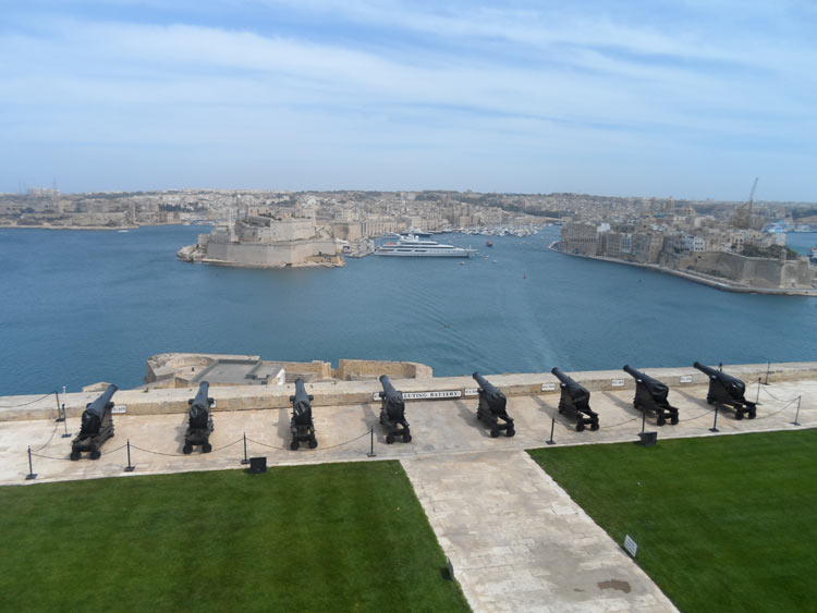 Malta Kreuzfahrt – Kreuzfahrtschiff im Grand Harbour Valletta
